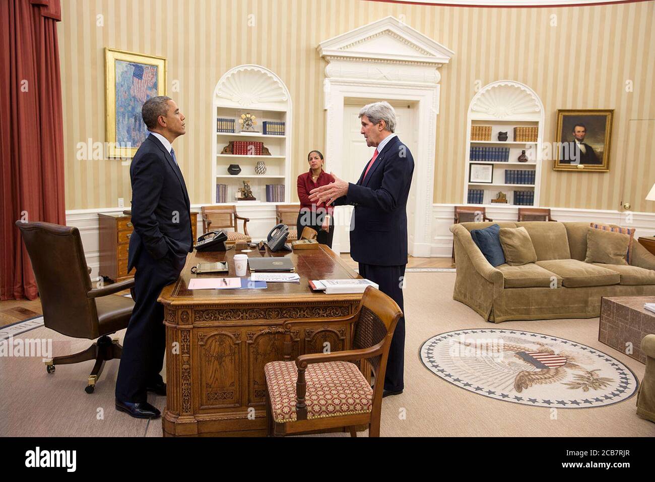 Präsident Barack Obama spricht im März 19 2014 im Oval Office mit Außenminister John Kerry und der nationalen Sicherheitsberaterin Susan E. Rice. (Offizielles Weißes Haus Foto von Pete Souza) ca. 19. März 2014 Stockfoto