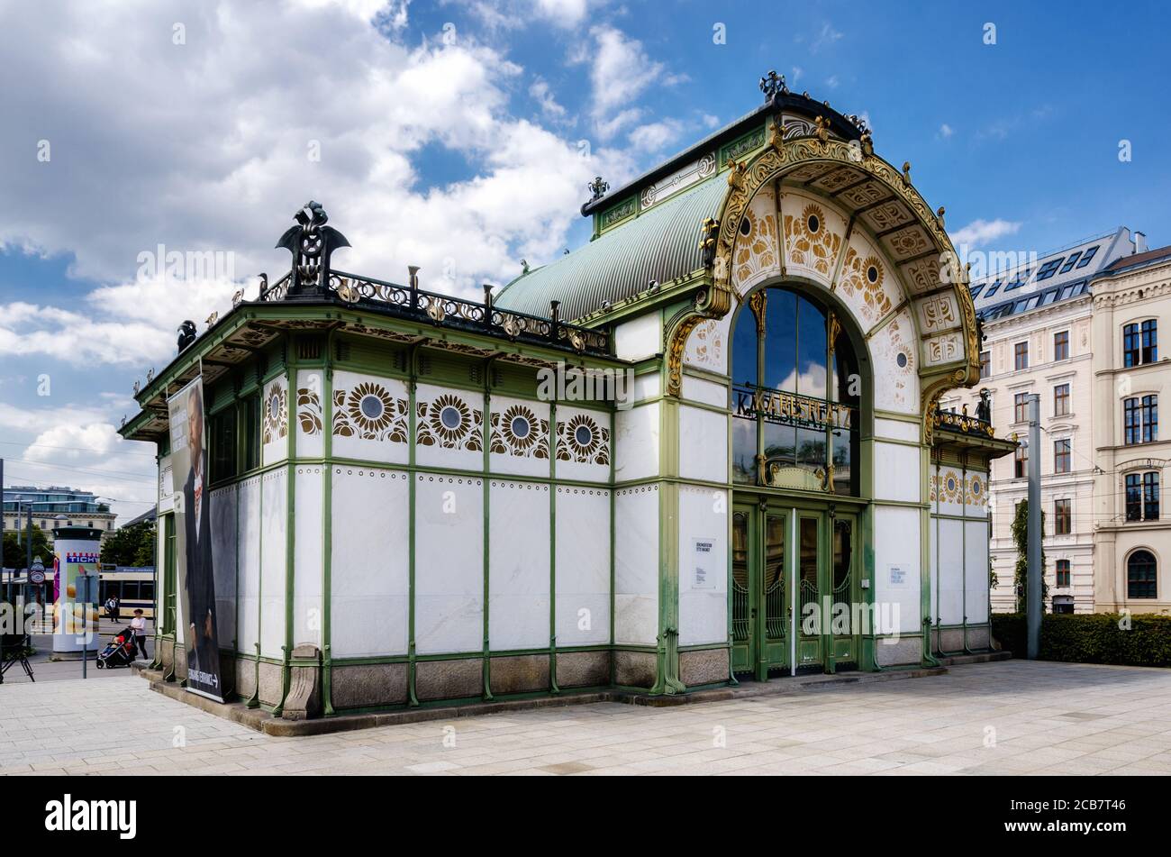 WIEN, ÖSTERREICH - 17. MAI 2017: Karlsplatz Stadtbahn Station in Wien (Österreich), alter U-Bahn-Pavillon der jugendstil-Architektur aus dem 19. Jahrhundert, am 1. Mai Stockfoto