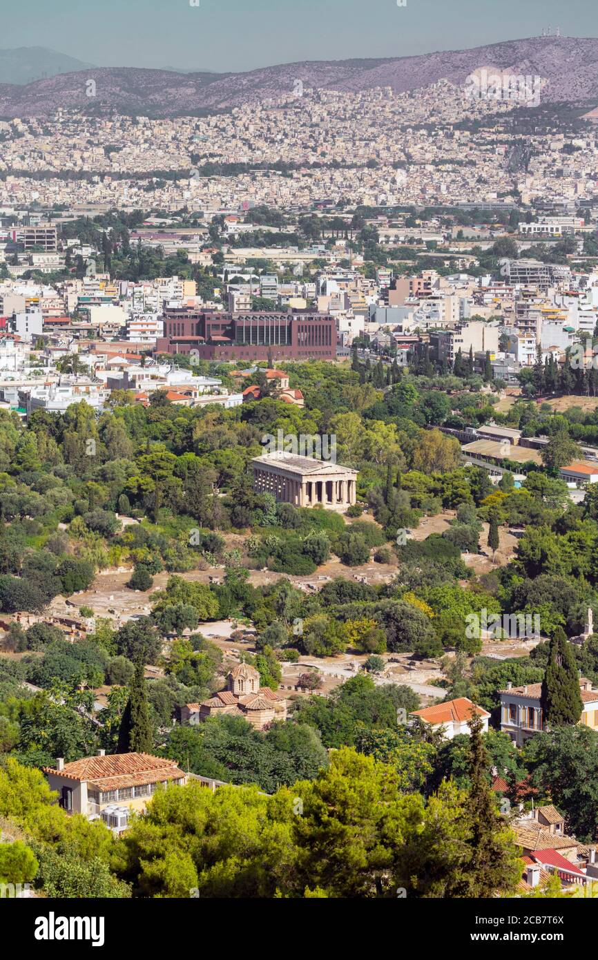 Athen, Attika, Griechenland. Der dorische Tempel des Hephaestus - oder Hephaisteion, oder Hephesteum - in der Agora. Von der Akropolis aus gesehen. Stockfoto