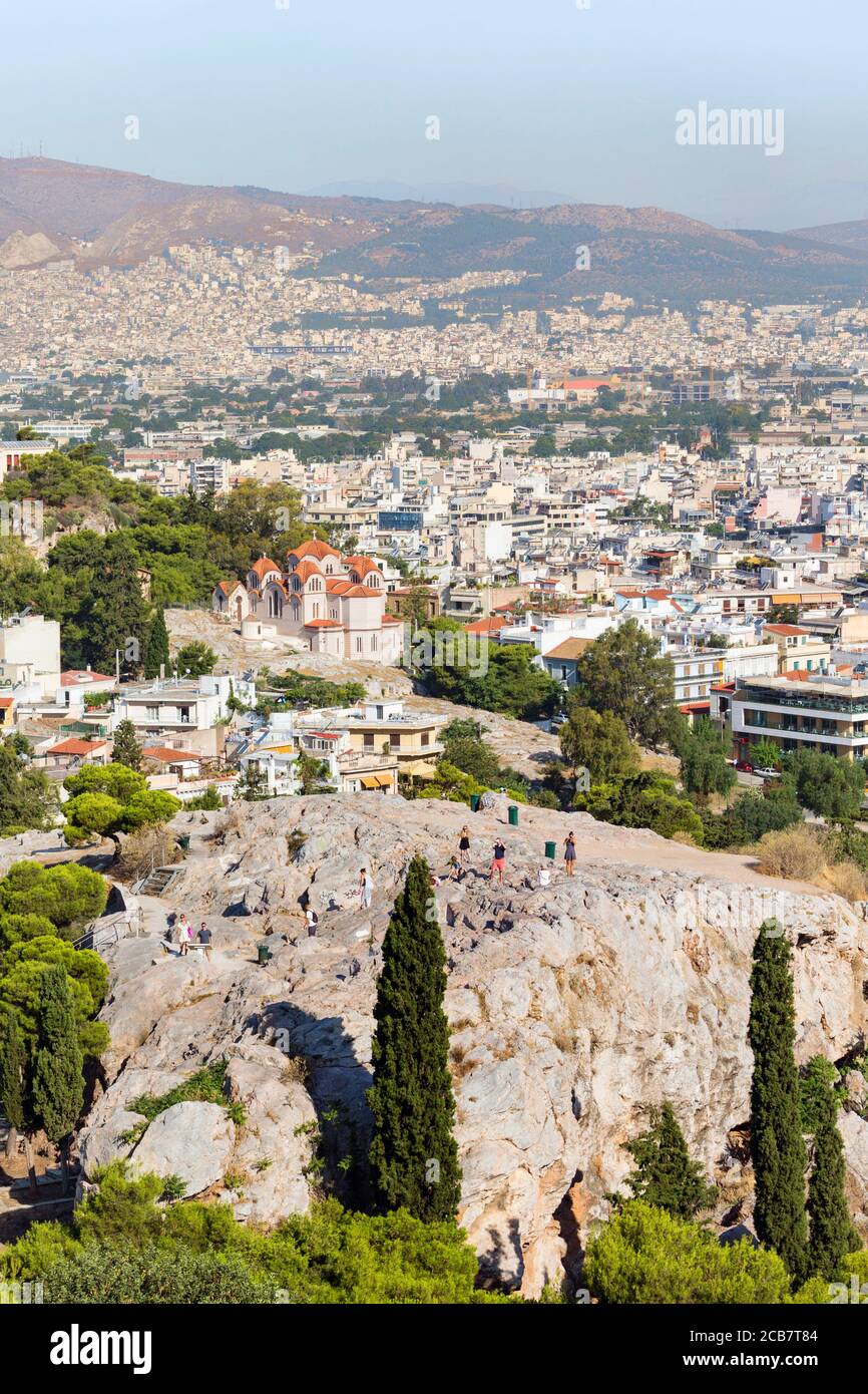 Athen, Attika, Griechenland. Der Areopagus-Hügel und die griechisch-orthodoxe Kirche Agia Marina dahinter, von der Akropolis aus gesehen. Stockfoto