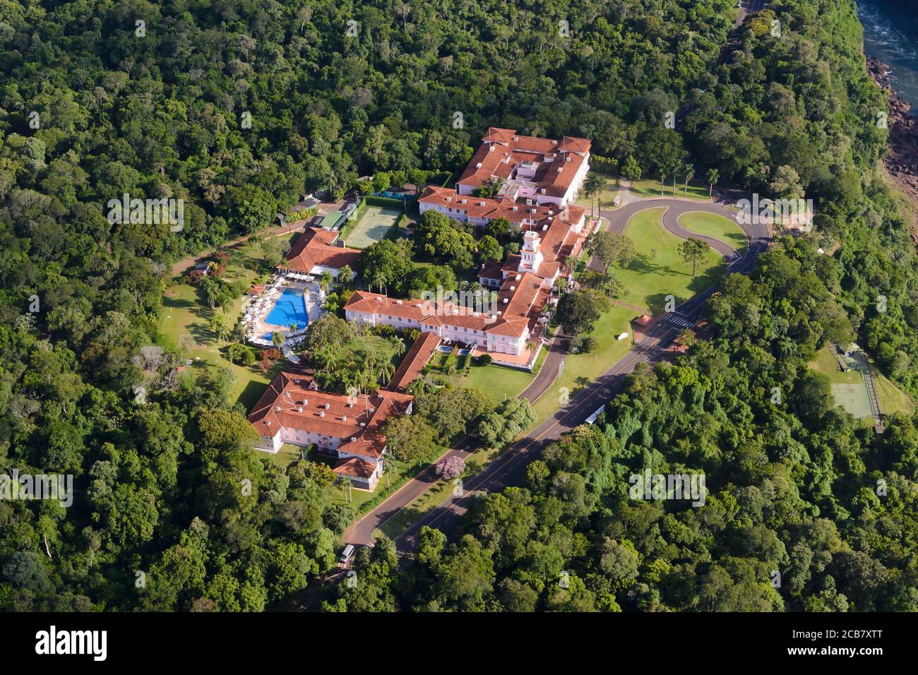 Luftaufnahme des Belmond Hotel das Cataratas Luxusimmobilie im Nationalpark von Iguassu, Brasilien. Gebäude im portugiesischen Kolonialstil. Stockfoto