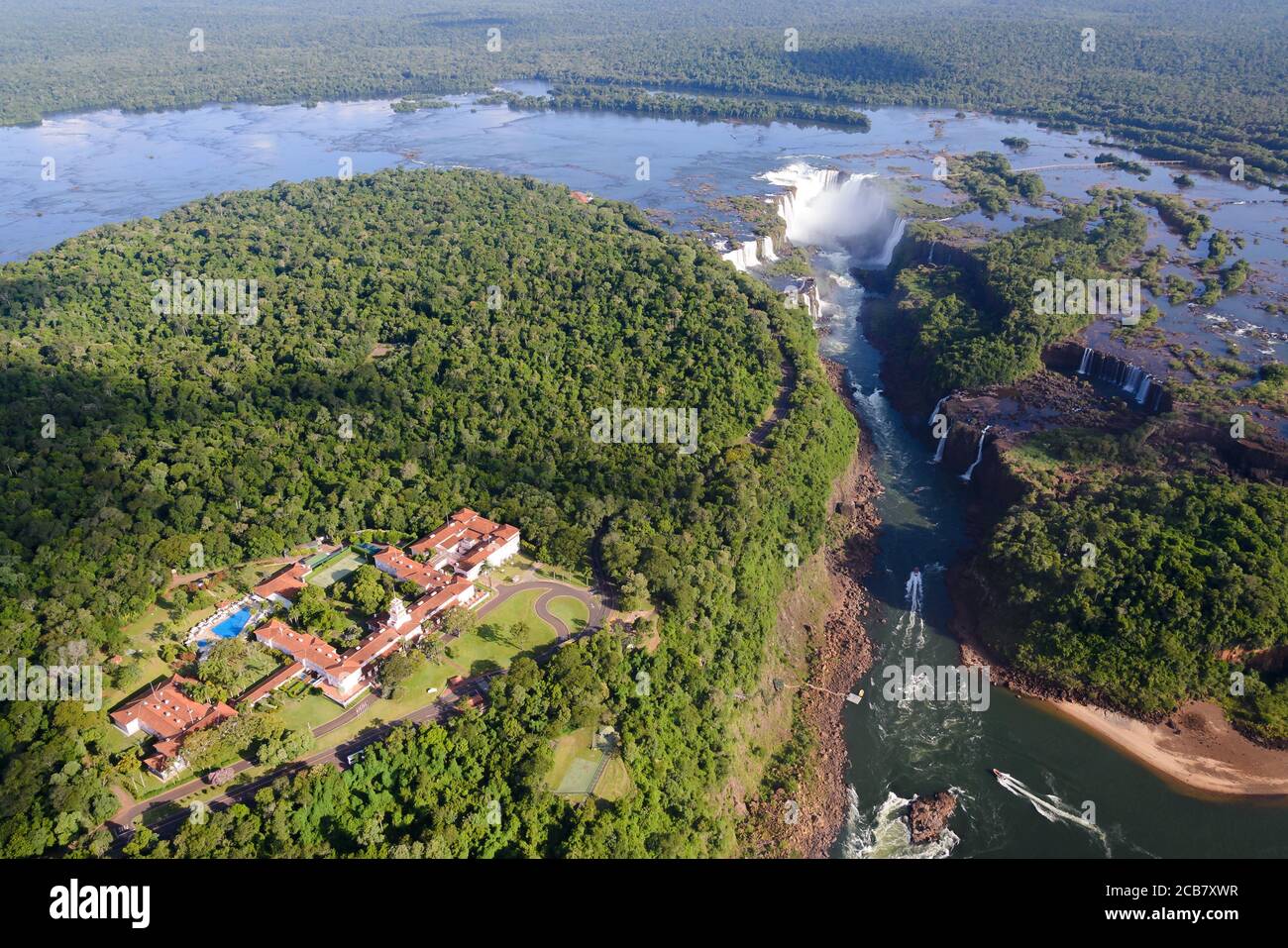 Belmond Hotel das Cataratas und Iguazu Falls im Nationalpark von Iguassu, Brasilien. Luftaufnahme von Regenwald und Wasserfall in Brasilien und Argentinien. Stockfoto