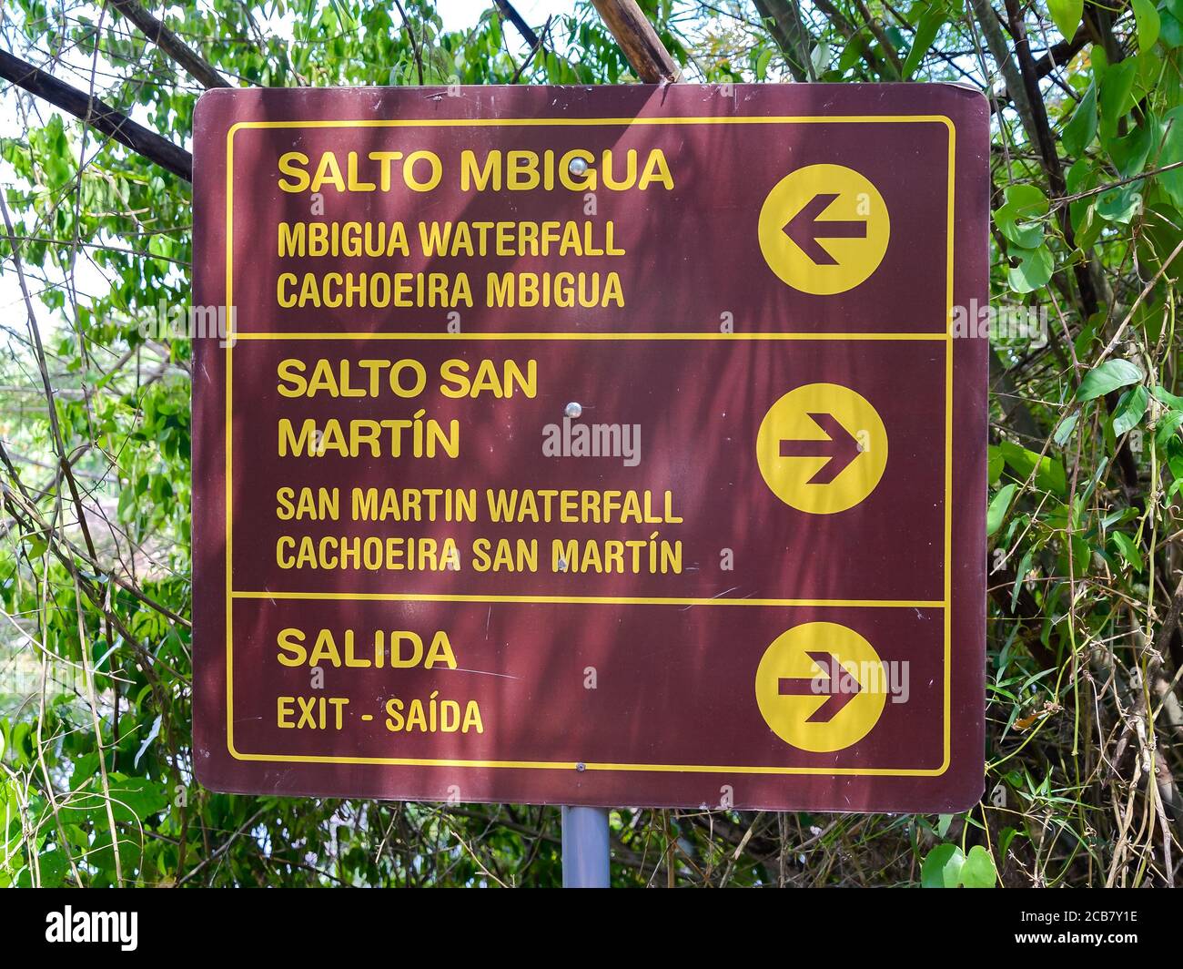 Schild mit Wegbeschreibung im Nationalpark Iguazú auf der Seite Argentiniens. Tafel mit Hinweisen für Touristen, die Iguassu Falls / Iguazu Falls besuchen. Stockfoto