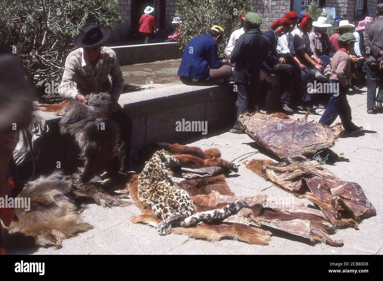 TIBET - HÄNDLER VERKAUF VON TIERHÄUTEN (EINSCHLIESSLICH SCHNEE LEOPARD) IN BARKHOR PLATZ LHASA. Stockfoto