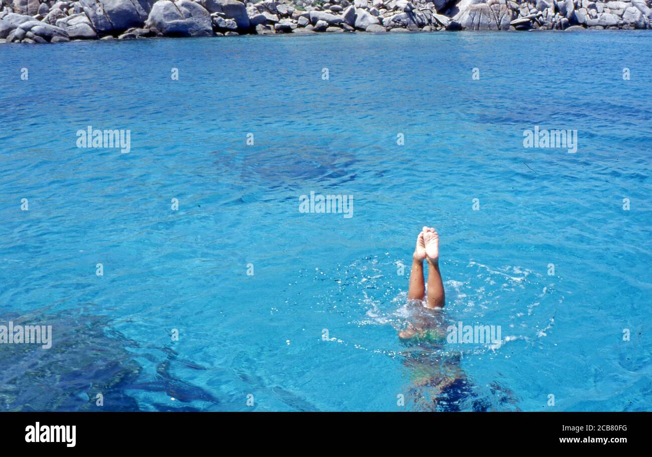 Tauchen, Schwimmen und Tauchen in Lavezzi Isands, Korsika, Frankreich (gescannt von Kodak Ektachriome VS) Stockfoto