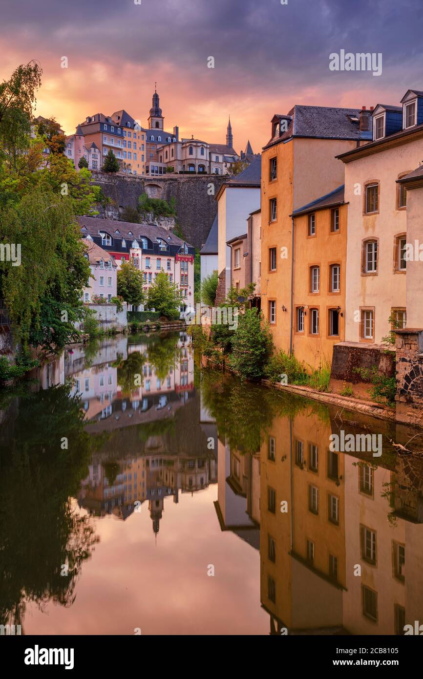 Luxemburg City, Luxemburg. Stadtbild von der Altstadt Luxemburgs Skyline während des schönen Sommeruntergangs. Stockfoto