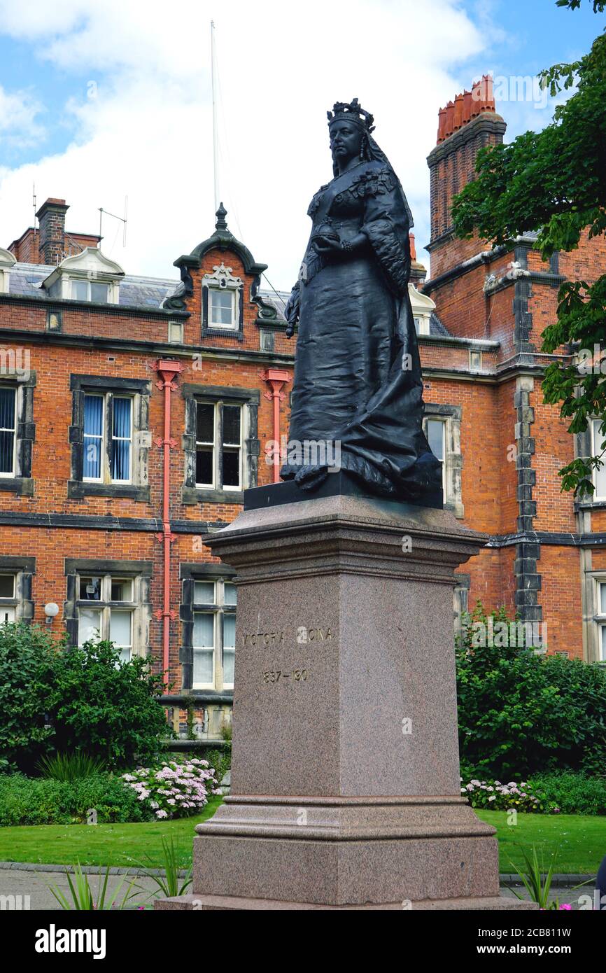 Scarborough, Yorkshire, Großbritannien. 03. August 2020. Die goldene Jubilee-Statue der Königin Victoria steht in den Gärten vor dem Rathaus von Scarborough i Stockfoto