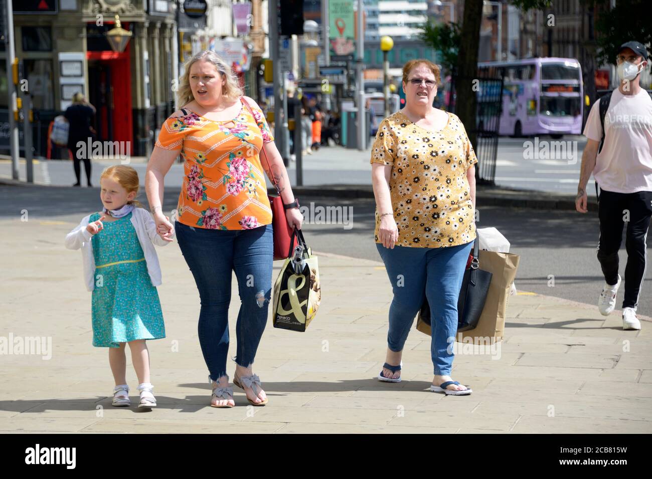 Zwei fette Damen einkaufen, mit einem kleinen Mädchen. Stockfoto