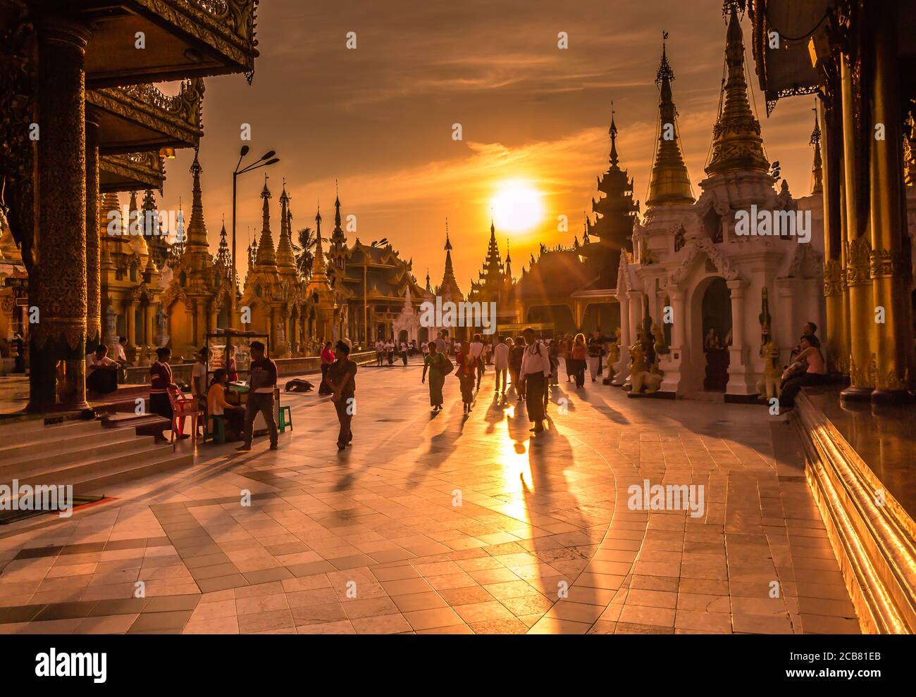 Yangon, Myanmar - 18. Dezember 2017: Sonnenuntergang auf der Shwedagon Pagode in Yangon, Myanmar Stockfoto