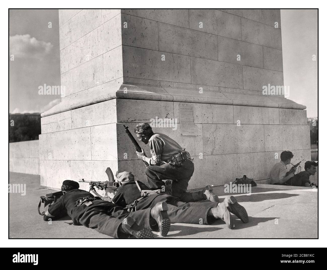 Free French Army Archive WW2 1. Französische Armee Französische Truppen und Maquis-Widerstandskämpfer, bewaffnet mit britischen Waffen, darunter eine Sten-Waffe und ein Bren-Leichtmaschinengewehr, decken während der Schlacht um die Befreiung der Stadt am 21. November 1944 eine große Kreuzung in Belfort, Frankreich, ab. Stockfoto