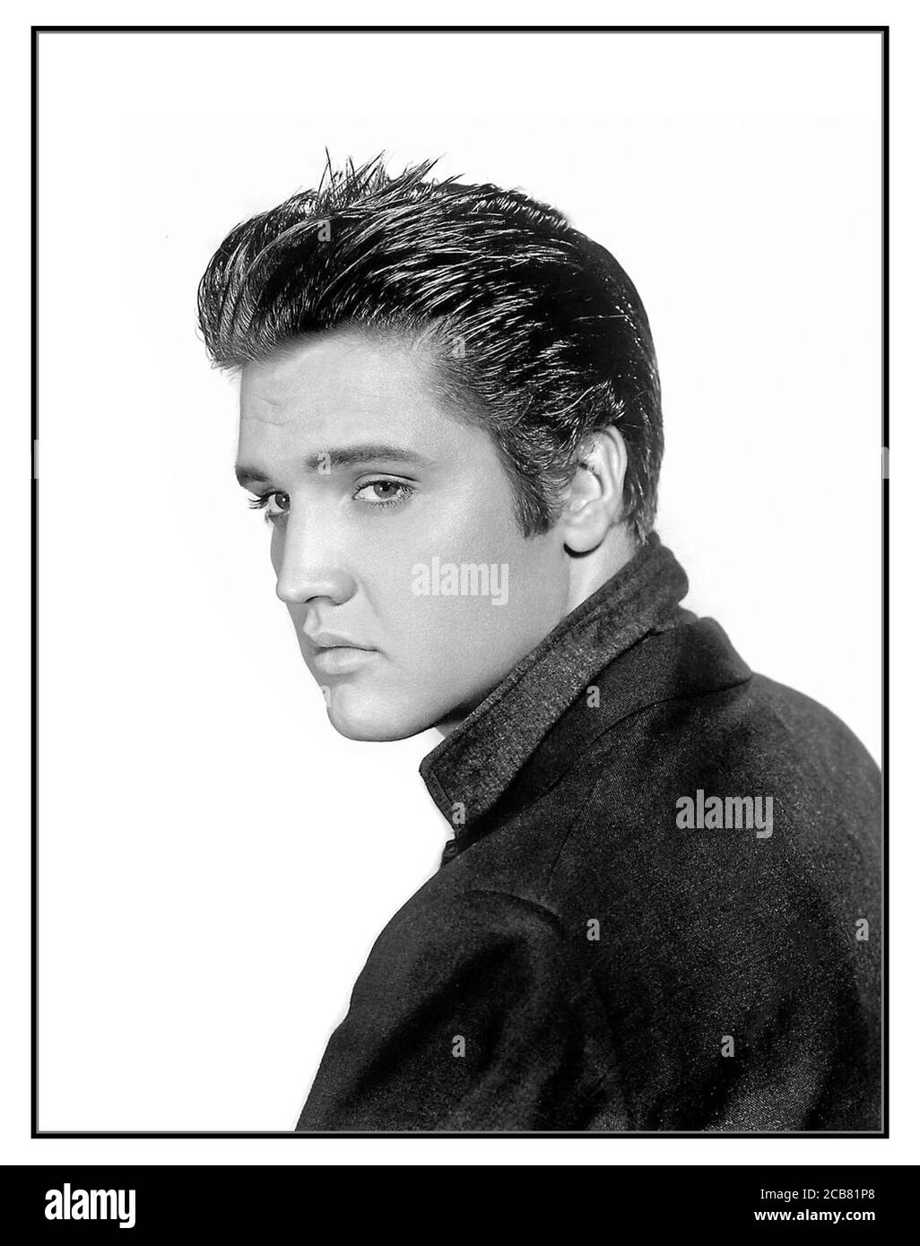 ELVIS PRESLEY '50er Vintage 1950er Hollywood Filmstudio Presse Werbeporträt noch auf weißem Hintergrund von Elvis Presley Popstar 'The King' Stockfoto