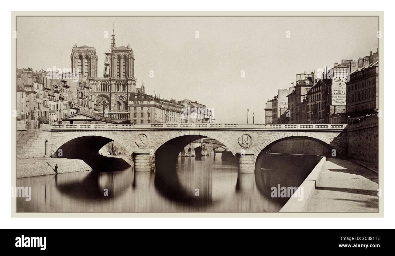 Vintage 1850 Paris France Archiv Vue du nouveau pont Saint-Michel à Paris. Mit Notre Dame Kathedrale im Hintergrund Isle de la Cité 1859. Pont Saint-Michel, Seine Paris, Frankreich. 1859 Albumen Silberdruck Auguste Hippolyte Collard Stockfoto