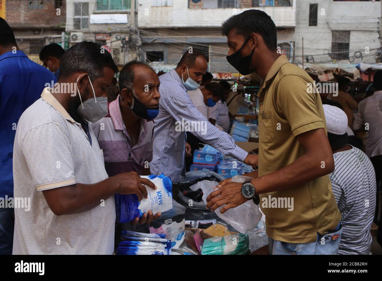 Dhaka, Dhaka, Bangladesch. August 2020. In den offenen Straßengeschäften unter der Babubazar-Brücke in Dhaka kaufen die Menschen minderwertige Masken. Kredit: MD. Rakibul Hasan/ZUMA Wire/Alamy Live Nachrichten Stockfoto