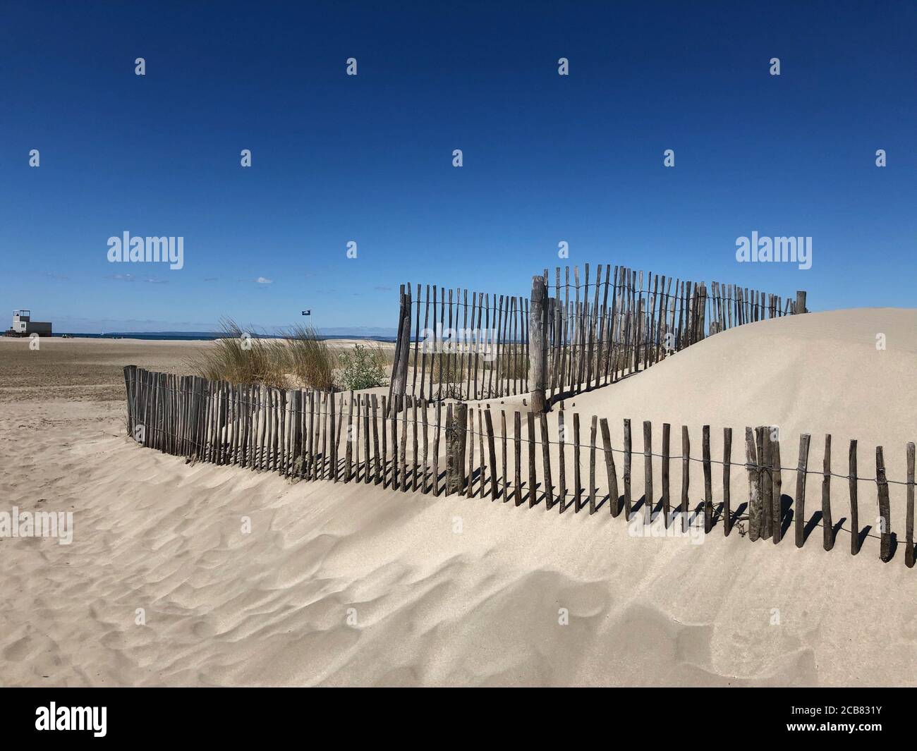 Holzzäune am Strand, Plage de l'Espiguette, Grau du ROI, Gard, Okzitanien, Frankreich Stockfoto