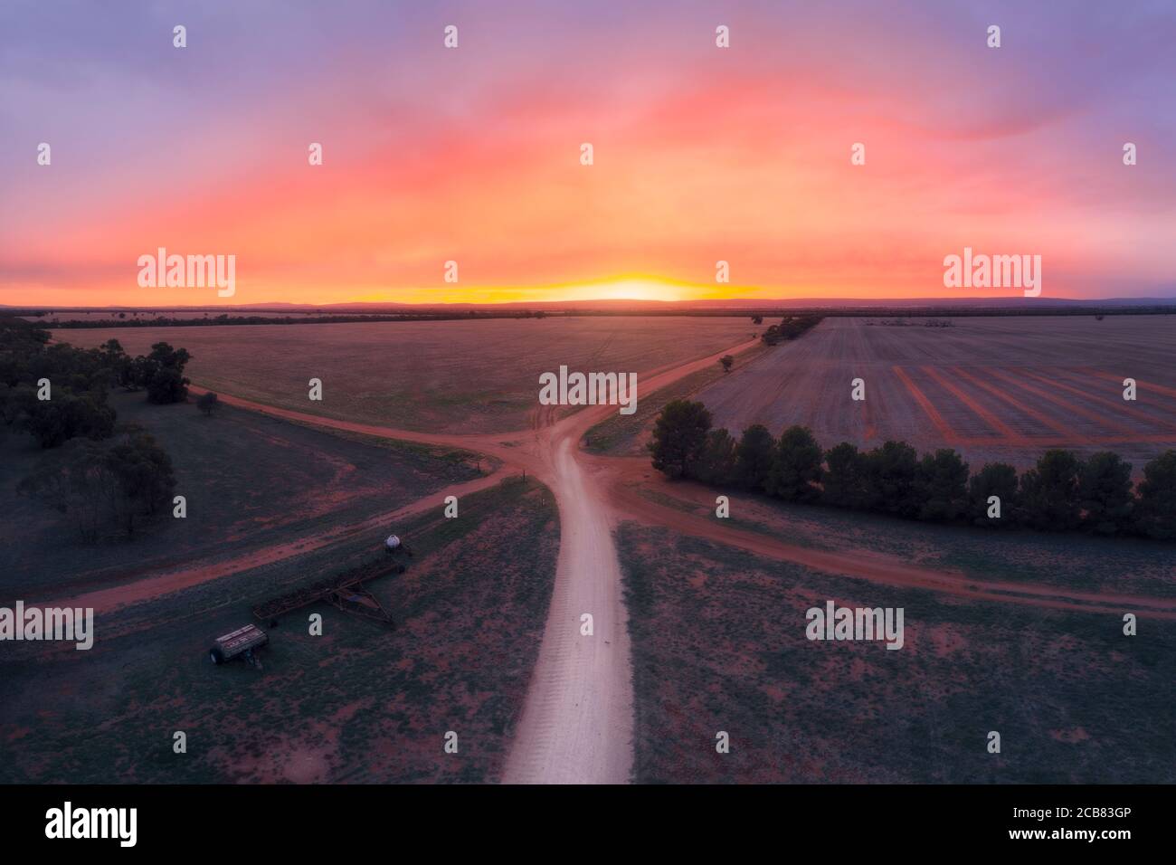 Luftaufnahme einer Kreuzung durch Ackerland bei Sonnenaufgang, Australien Stockfoto