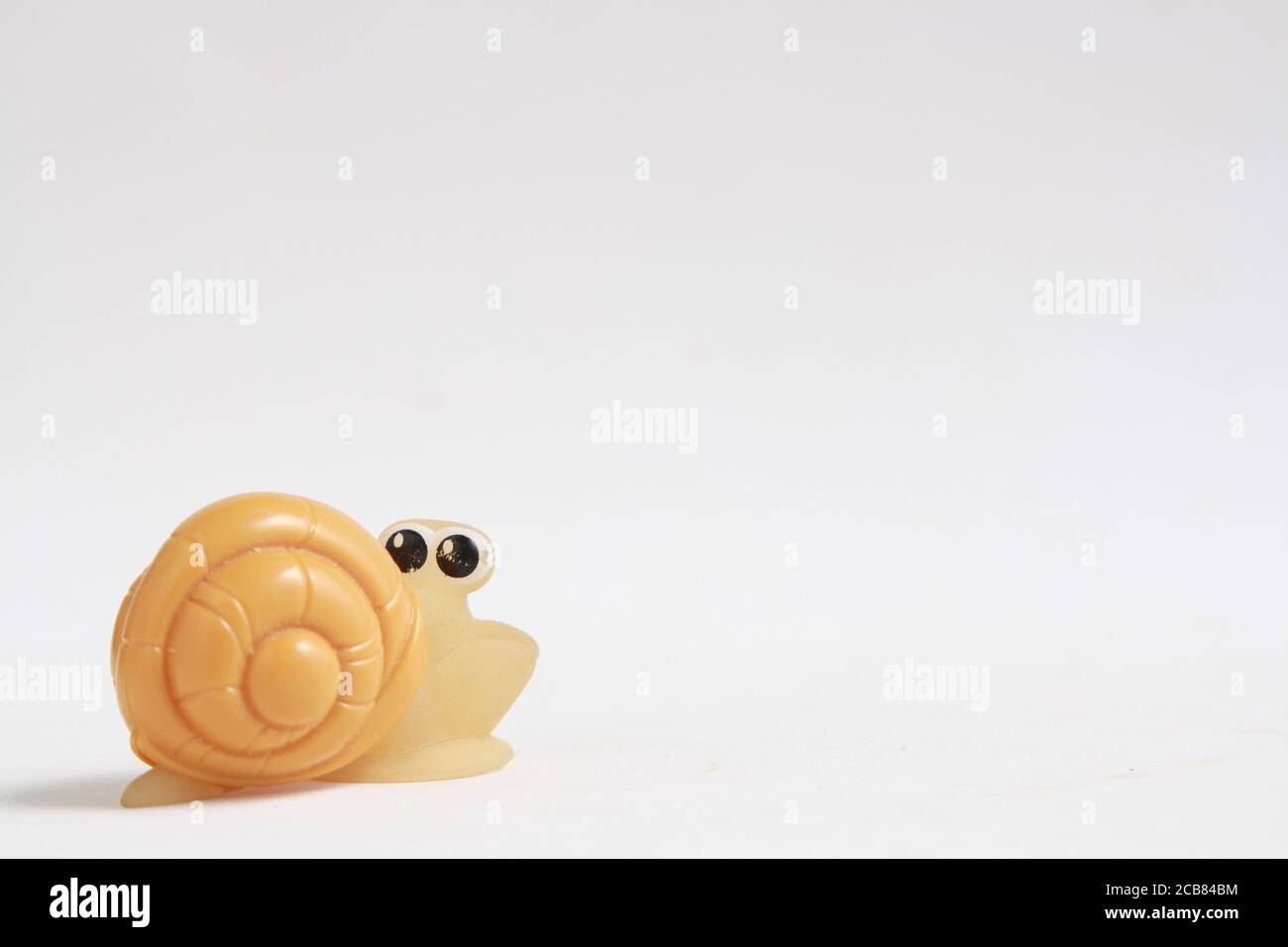 Nahaufnahme von Schnecke geformten Kunststoff-Spielzeug isoliert auf einem Weißer Hintergrund Stockfoto