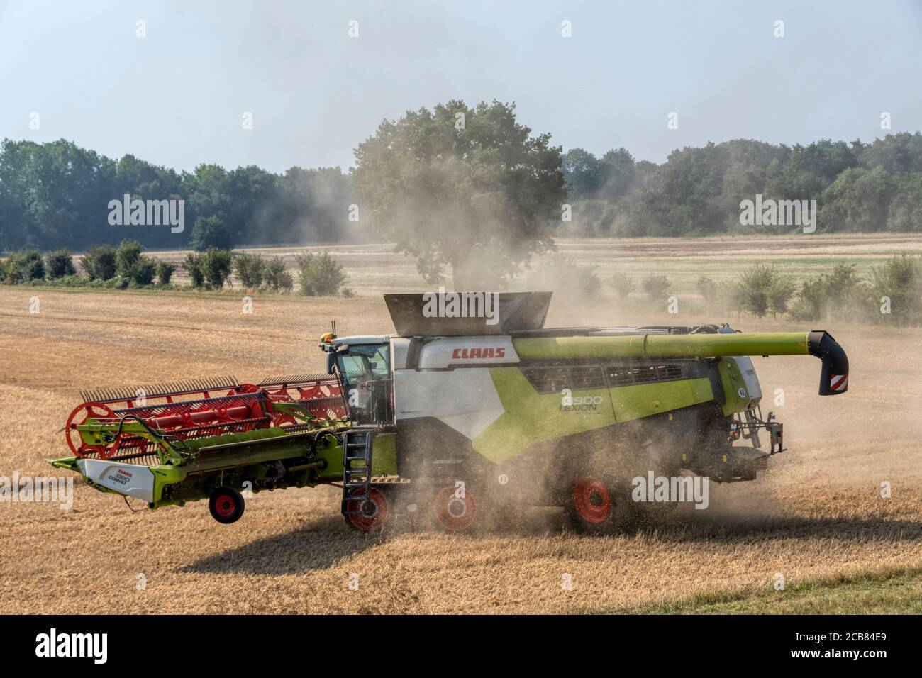 Mähdrescher Drehen auf Vorgewende am Ende des Feldes mit vorderen Cutterbar angehoben & Entladungsrohr nach hinten gefaltet. Ernte in Norfolk, Großbritannien. Stockfoto