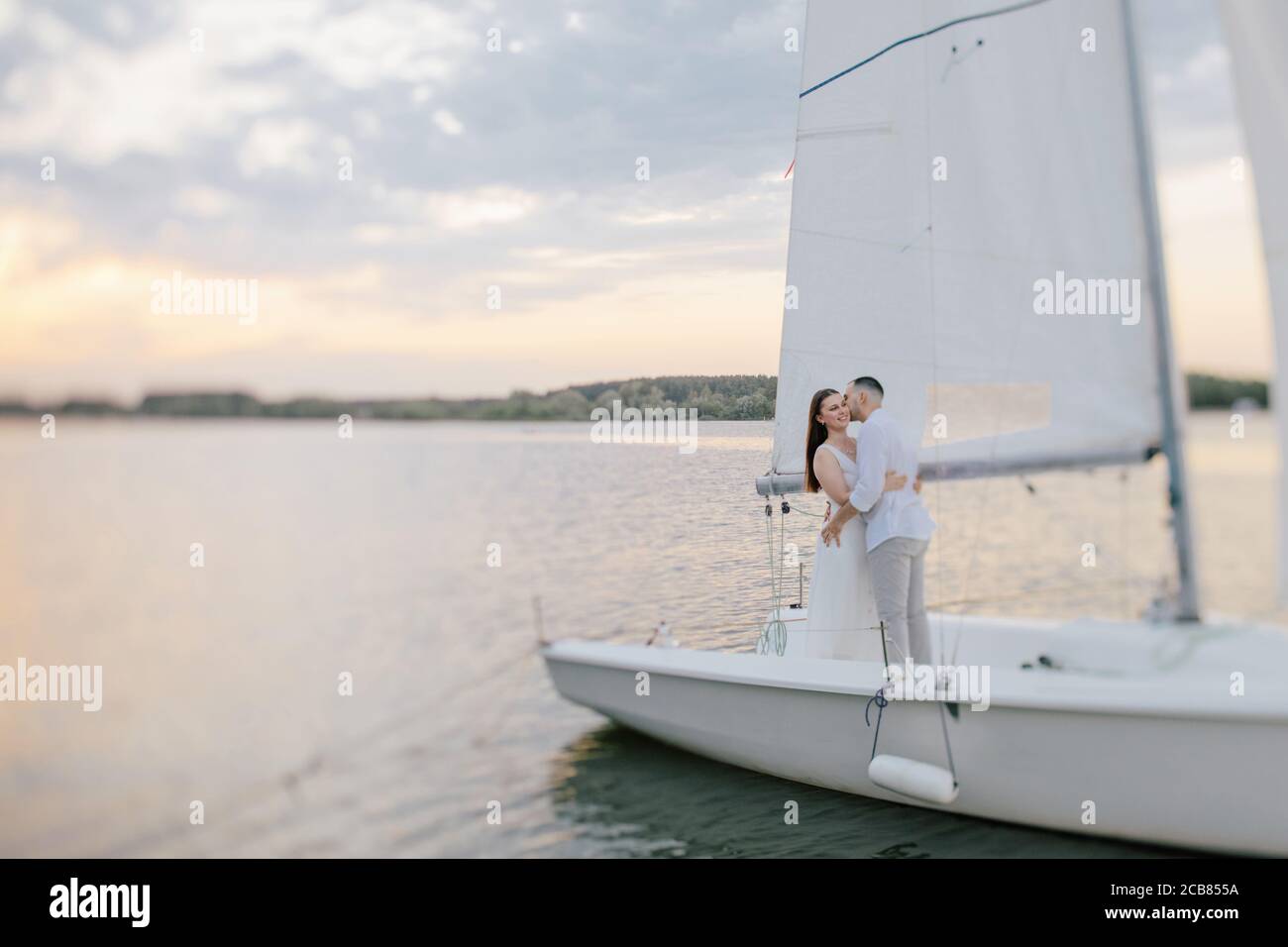 Porträt eines verliebten Paares auf einer Yacht, Russland Stockfoto