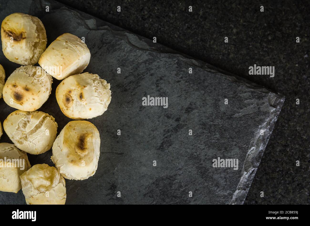 Köstliches Käsebrot auf dunklem Stein Hintergrund. Traditionelle brasilianische Küche aus dem Bundesstaat Minas Gerais. Stockfoto