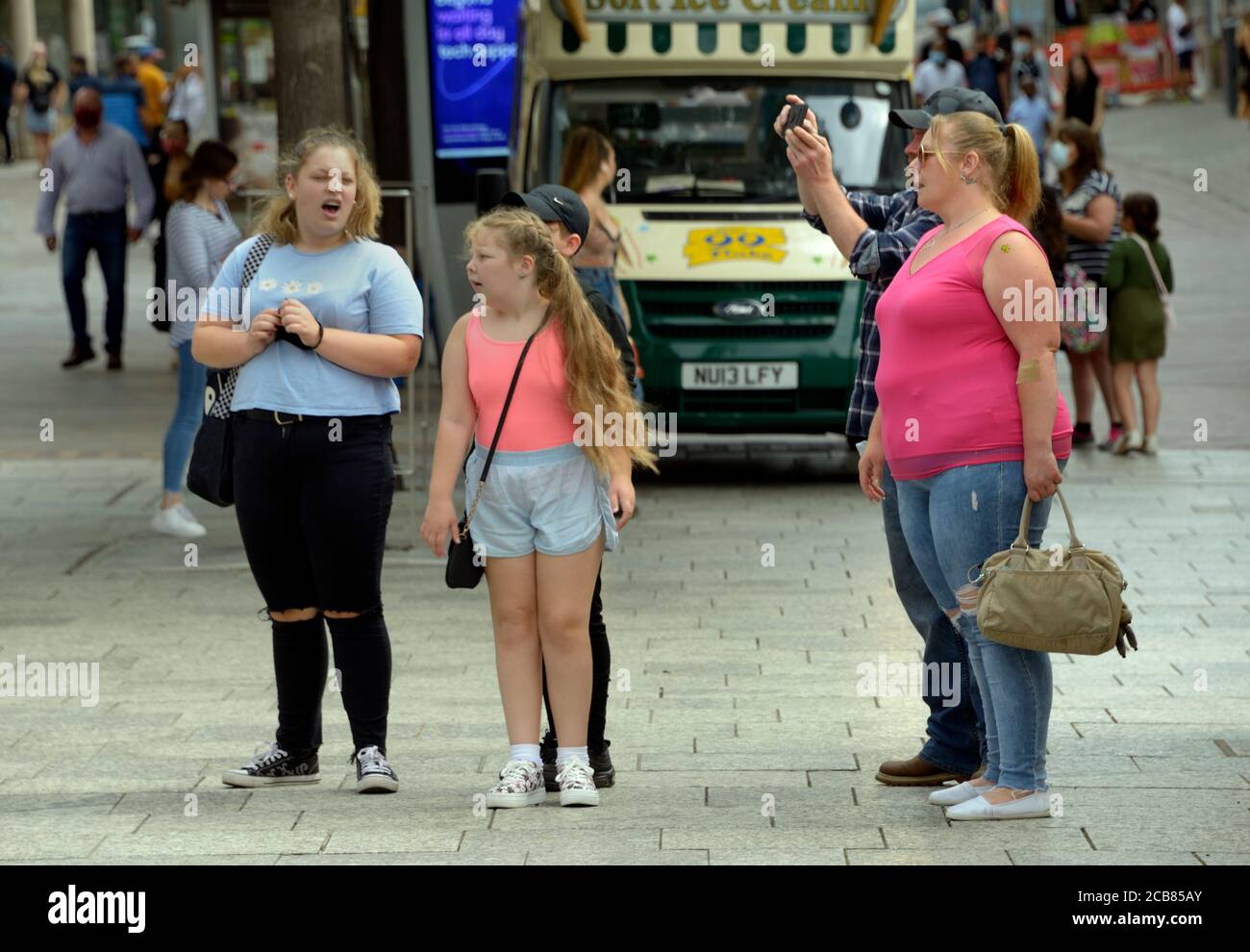 Übergewichtige Familie, nach der Einkausung Stockfoto