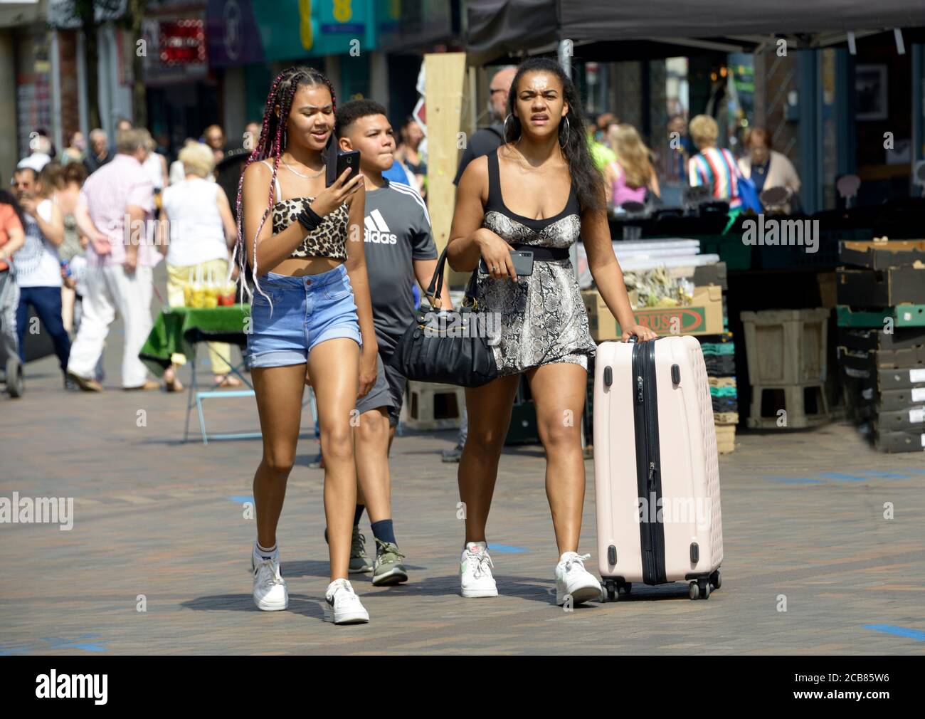Gemischte Rennen Familie einkaufen in Nottingham Stockfoto