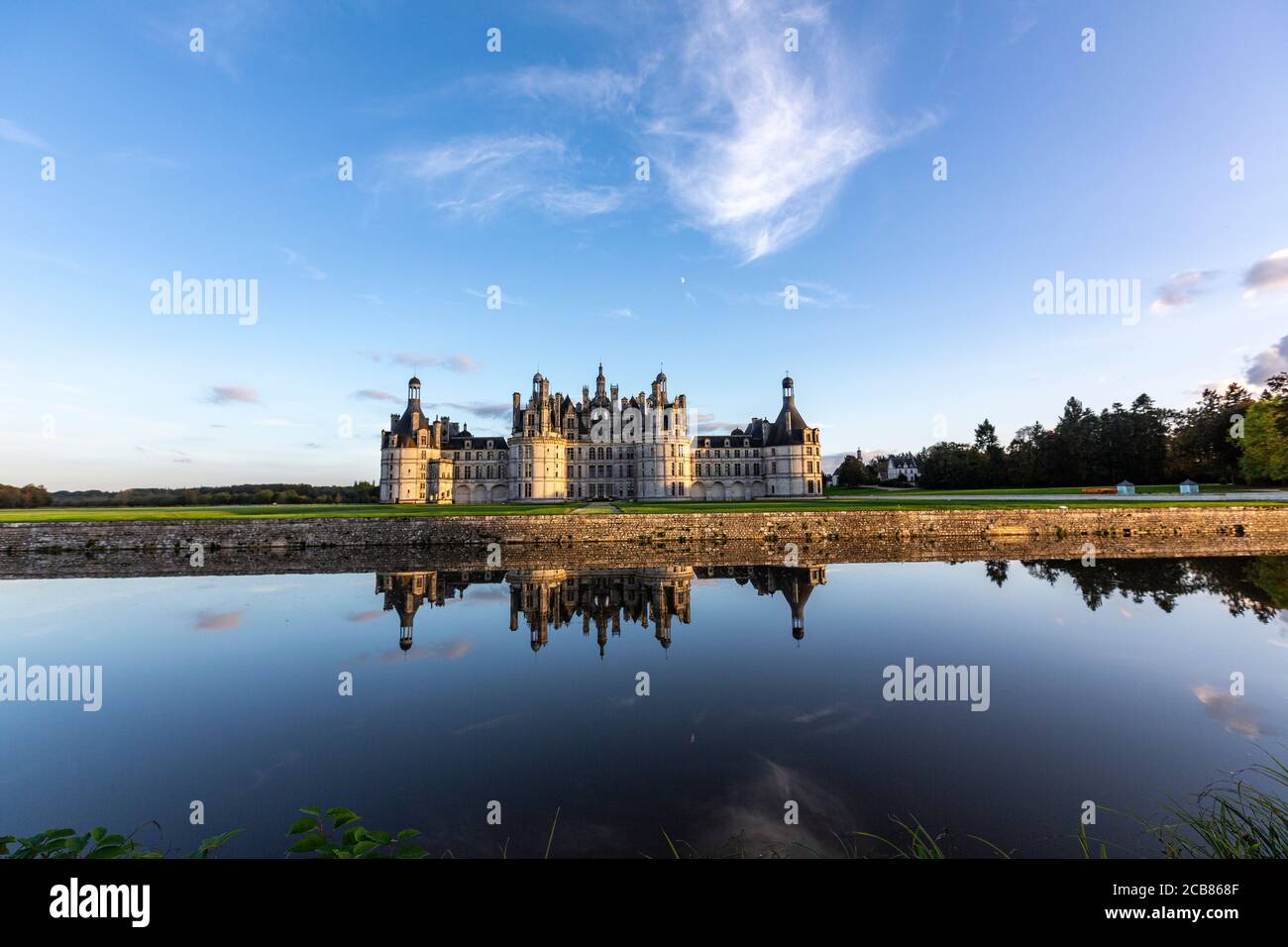 Spiegelung der Château de Chambord bei Sonnenuntergang, Chambord, Loir-et-Cher, Frankreich, Stockfoto