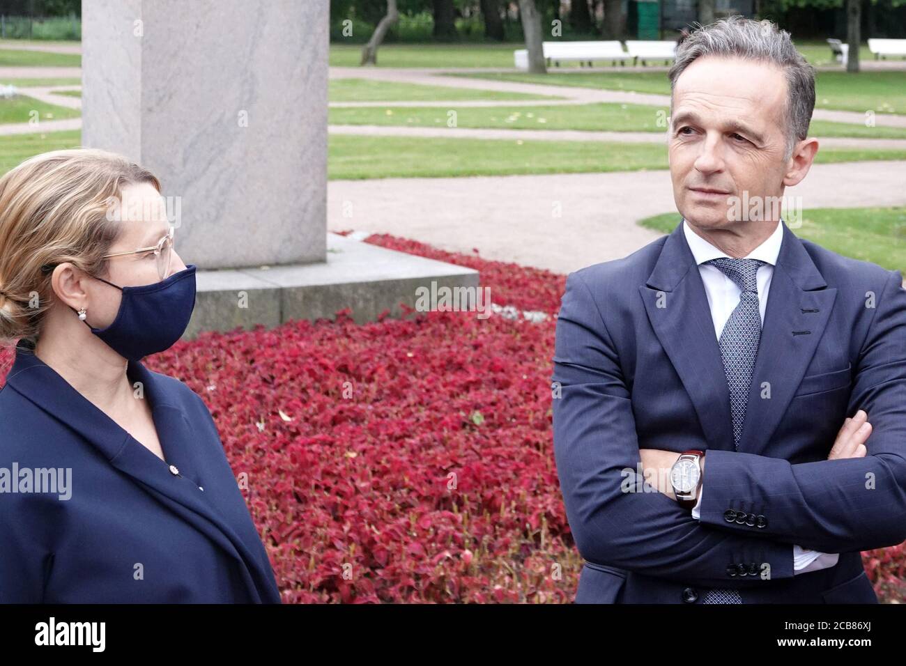 St. Petersburg, Russland. August 2020. Heiko Maas, Außenminister Deutschlands, (r) steht vor einer Statue von Karl Marx. (To dpa: 'Deutschland unterstützt russische Klinik für Kriegsveteranen') Quelle: Michael Fischer/dpa/Alamy Live News Stockfoto