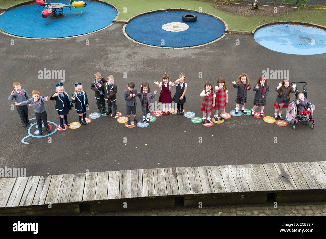 Port Glasgow, Schottland, Großbritannien. 11. August 2020 im Bild: Acht Zwillingsgruppen beginnen in Inverclyde die Schule neun Zwillingsgruppen beginnen ihren ersten Schultag in Inverclyde. Namen: (L - R) Connor & John Branchfield; Alice & Penny Beer; Benn & Josh Cairns; Lola & Malena Perez Malone; Aria & Isla McLaughlin; Eva & Iona Metcalf; Kali & Lianna Ptolomey. Quelle: Colin Fisher/Alamy Live News. Stockfoto