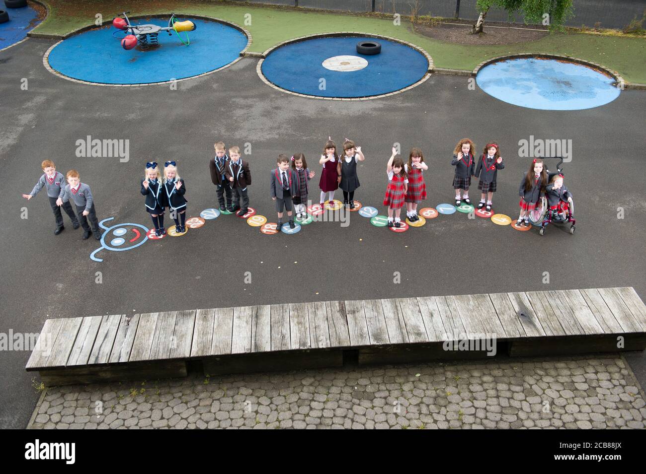 Port Glasgow, Schottland, Großbritannien. 11. August 2020 im Bild: Acht Zwillingsgruppen beginnen in Inverclyde die Schule neun Zwillingsgruppen beginnen ihren ersten Schultag in Inverclyde. Namen: (L - R) Connor & John Branchfield; Alice & Penny Beer; Benn & Josh Cairns; Lola & Malena Perez Malone; Aria & Isla McLaughlin; Eva & Iona Metcalf; Kali & Lianna Ptolomey. Quelle: Colin Fisher/Alamy Live News. Stockfoto