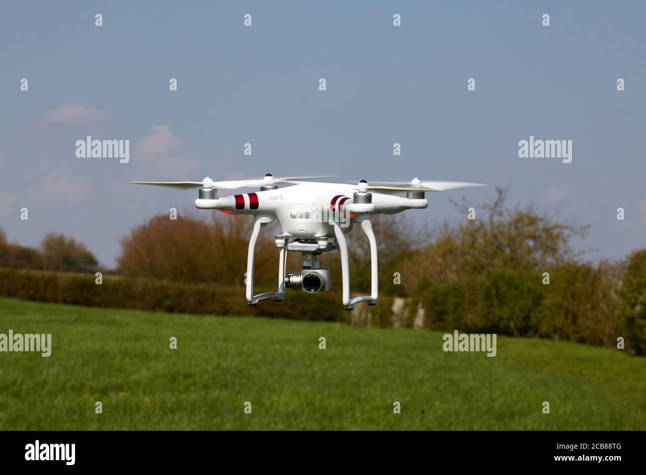DJI Phantom Quad-Copter im Flug Stockfoto