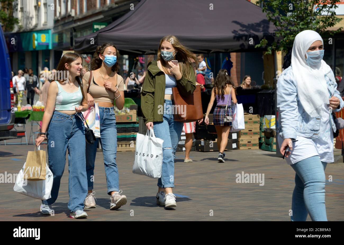 Attraktive junge Frauen, einkaufen, nach der Sperre Stockfoto