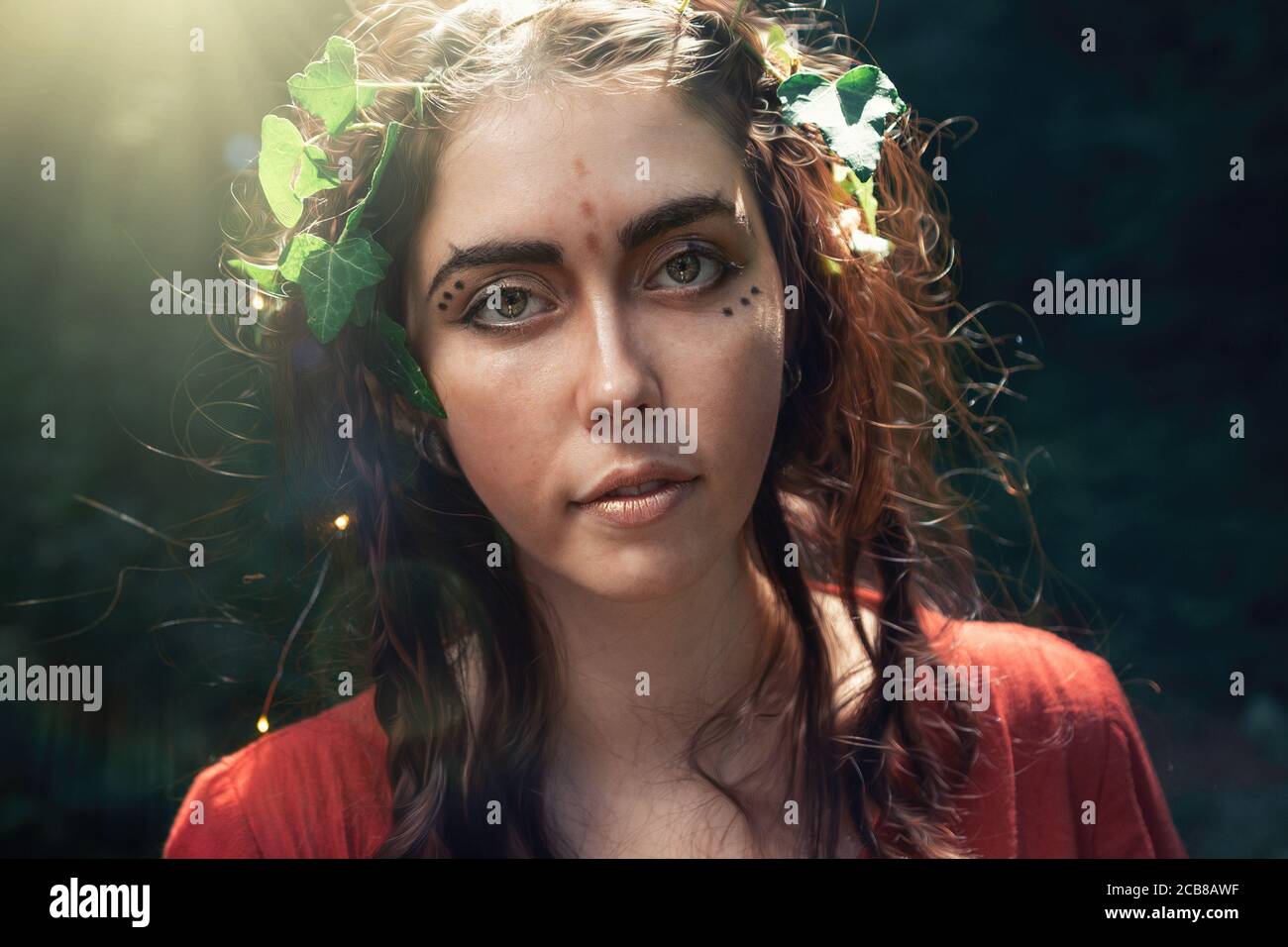 Fantasie. Porträt einer jungen Brünette Frau in Form einer Elfe, Druide oder Fee. Dunkler Hintergrund im Hintergrund. Stockfoto