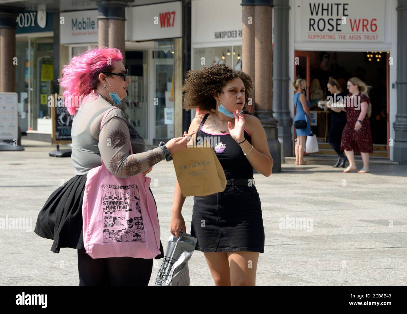 Zwei junge Frauen, ungewöhnlicher Stil, rosa Haare, Stockfoto