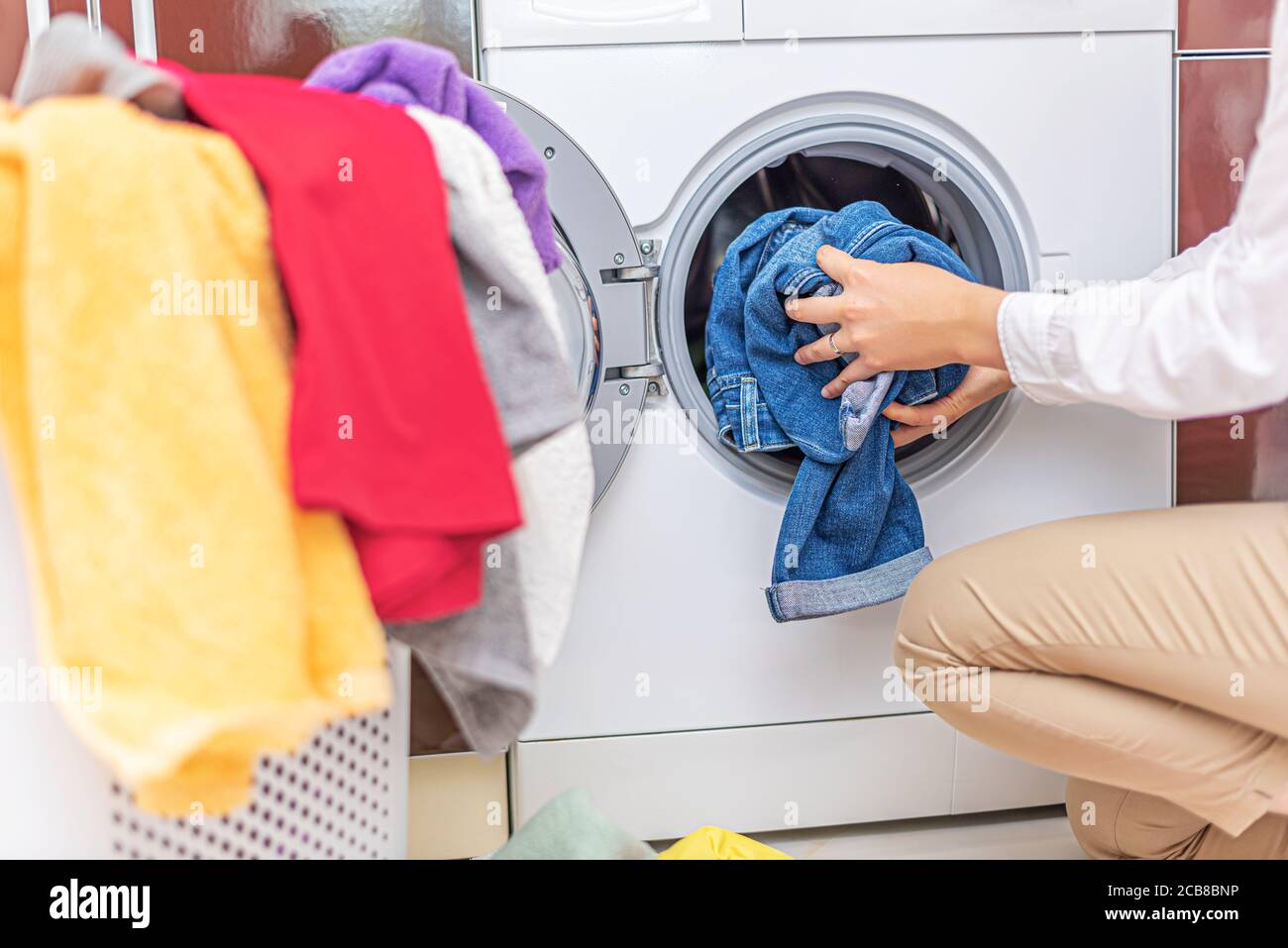 Wäscherei Waschmaschine Waschgang reinigen Reiniger tragen Kleider casual  Frottee, Frottee innen Farbe Farbe rot gelb grün Stockfotografie - Alamy
