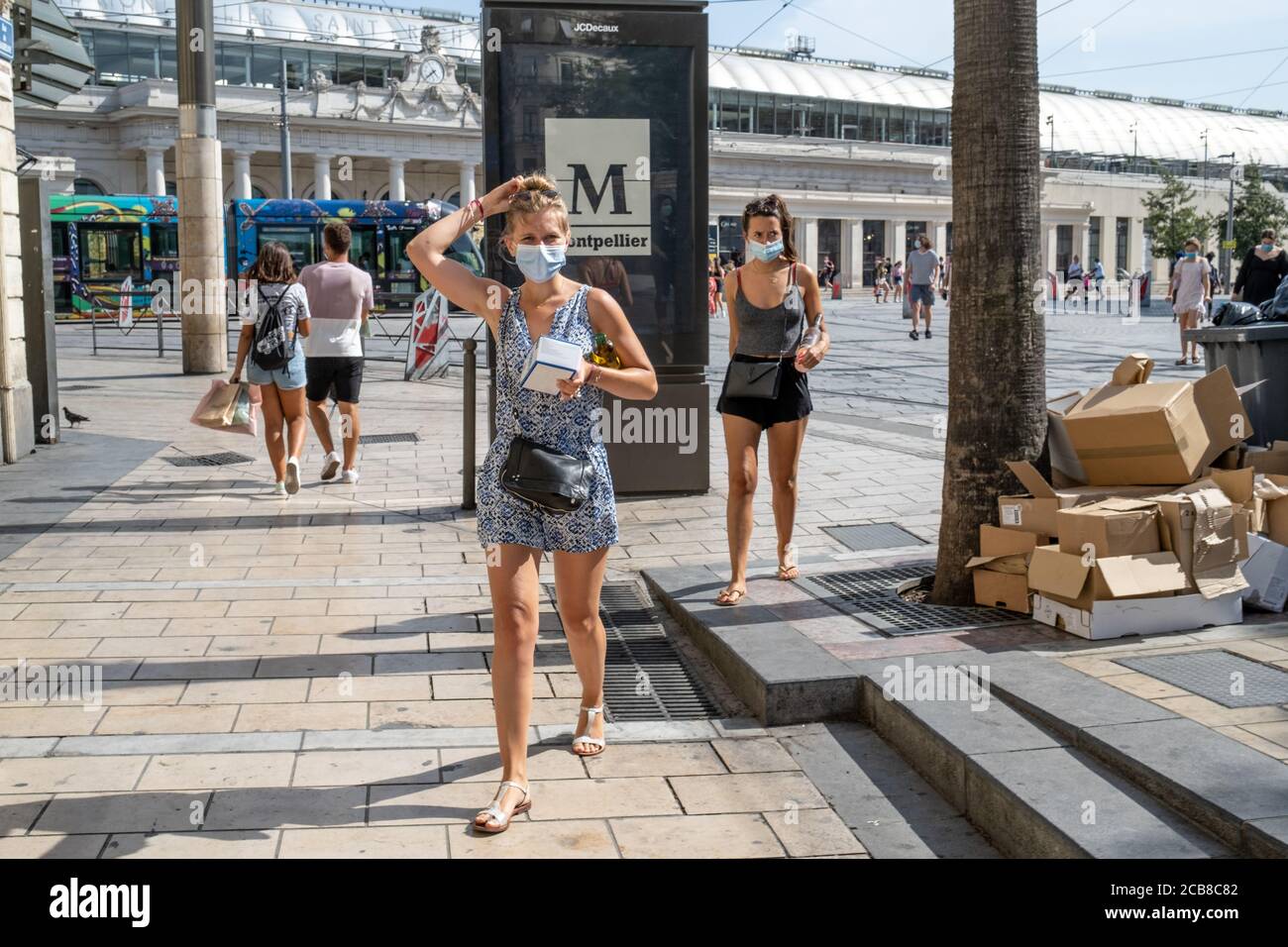 Frankreich - Montpellier - 11. August 2020 - Frau mit Gesichtsmaske in der Nähe des Bahnhofs Gare de Montpellier - Fotograf: Brian Duffy Stockfoto