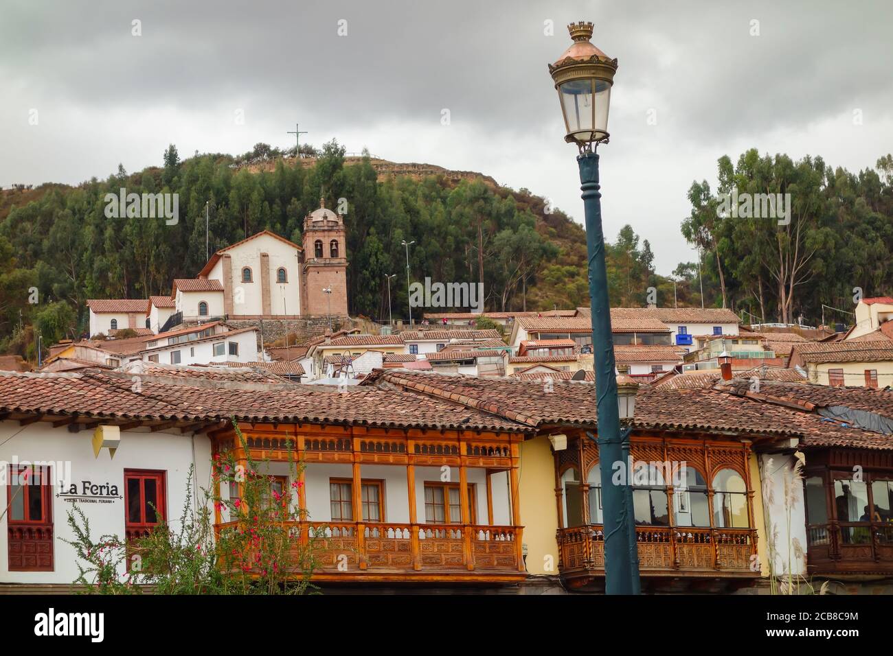 CUSCO, PERU - 16. Nov 2019: Cusco, Peru : Säulenhallen und alte Gebäude mit Blick auf die Straße, in der Innenstadt Stockfoto
