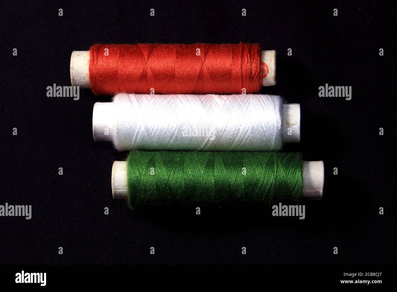 15 August Indien Independence Day Konzept, indische Flagge von Tricolor Garn.Draufsicht und schwarzem Hintergrund. Indische Nationalflagge Tricolor mit Garn. Stockfoto