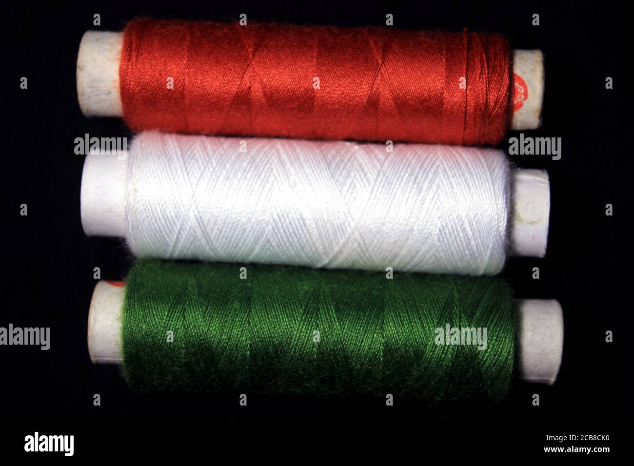 15 August Indien Independence Day Konzept, indische Flagge von Tricolor Garn.Draufsicht und schwarzem Hintergrund. Indische Nationalflagge Tricolor mit Garn. Stockfoto