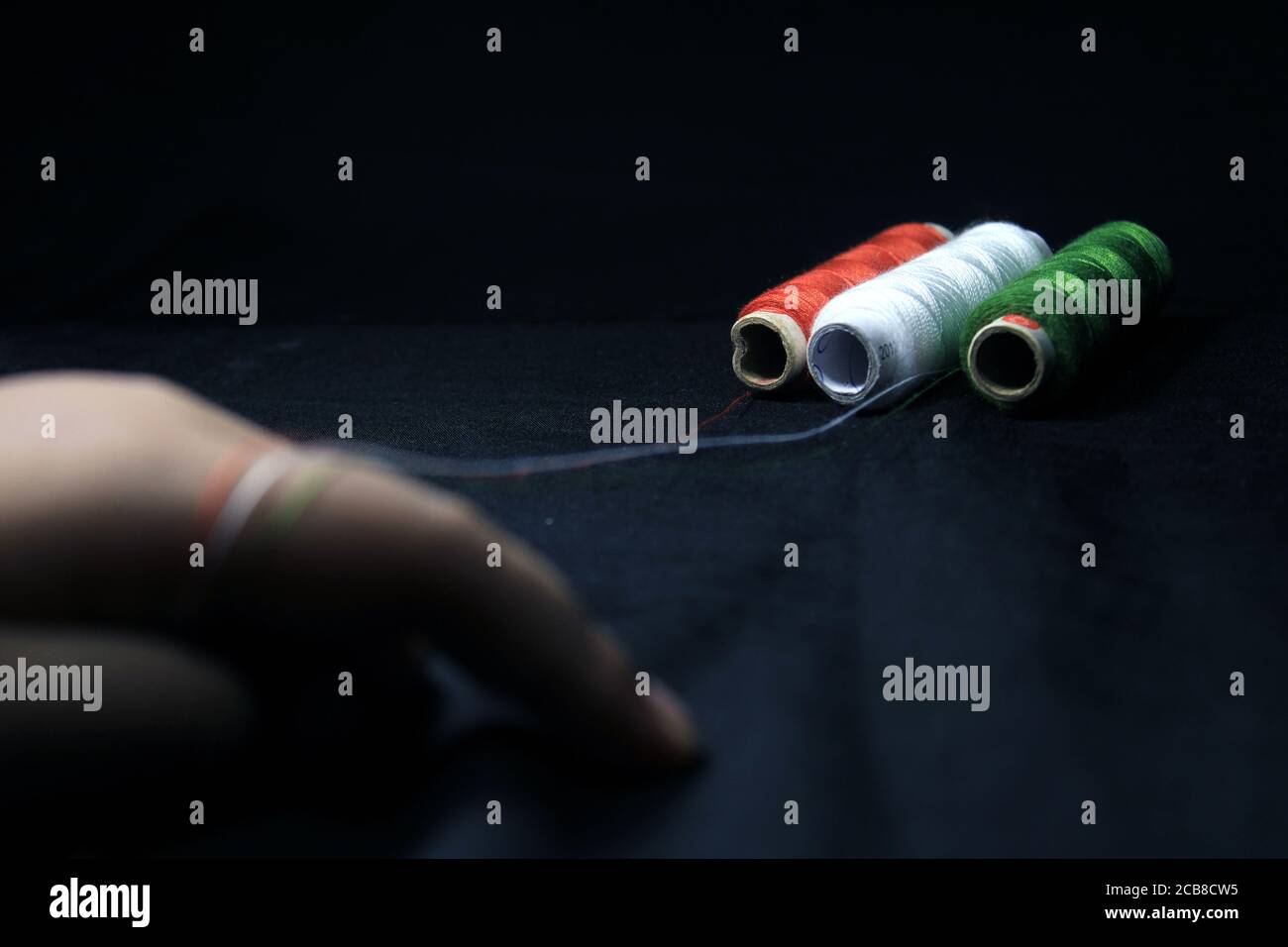 15 August Indien Independence Day Konzept, indische Flagge von Tricolor Garn.Draufsicht und schwarzem Hintergrund. Indische Nationalflagge Tricolor mit Garn. Stockfoto