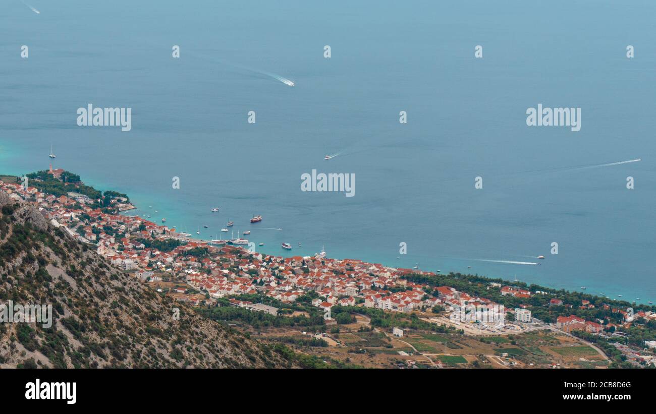 Blick auf die Stadt Bol im Dorf Brac, von einem entfernten Berg Vidova gora gesehen Stockfoto