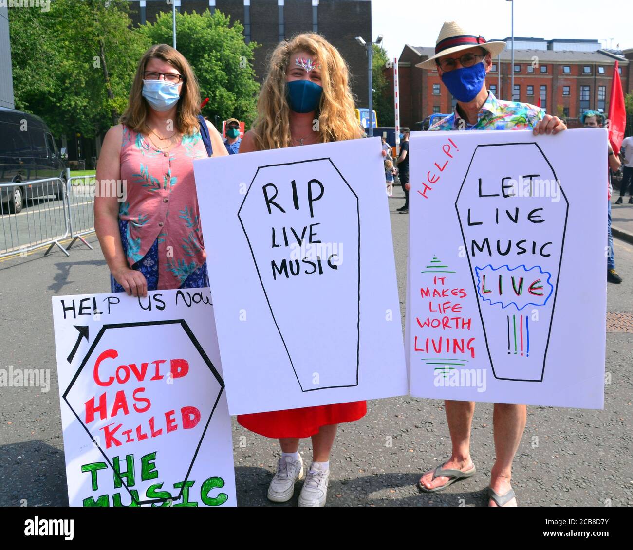 Ein paar von über 1,000 Mitarbeitern der Musik- und Veranstaltungsindustrie, die am 11. August 2020 durch das Stadtzentrum von Manchester in großbritannien marschierten. Ihr Ziel war es, die Aufmerksamkeit auf die aktuellen Arbeitsplatzverluste und den Mangel an Arbeit in diesem Sektor zu lenken, die Regierung für Unterstützung zu werben und die WeMakeEvents-Kampagne zu unterstützen. Viele der Demonstranten schoben Flugkästen, die üblicherweise verwendet werden, um Ausrüstung zu Veranstaltungen zu bringen. Stockfoto