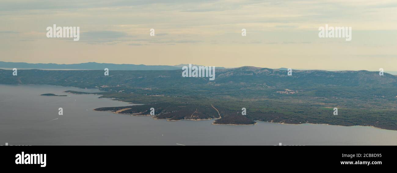Blick auf die Insel Hvar an der kroatischen Küste, vom Berg Vidova gora auf der nahe gelegenen Insel Brac aus gesehen Stockfoto