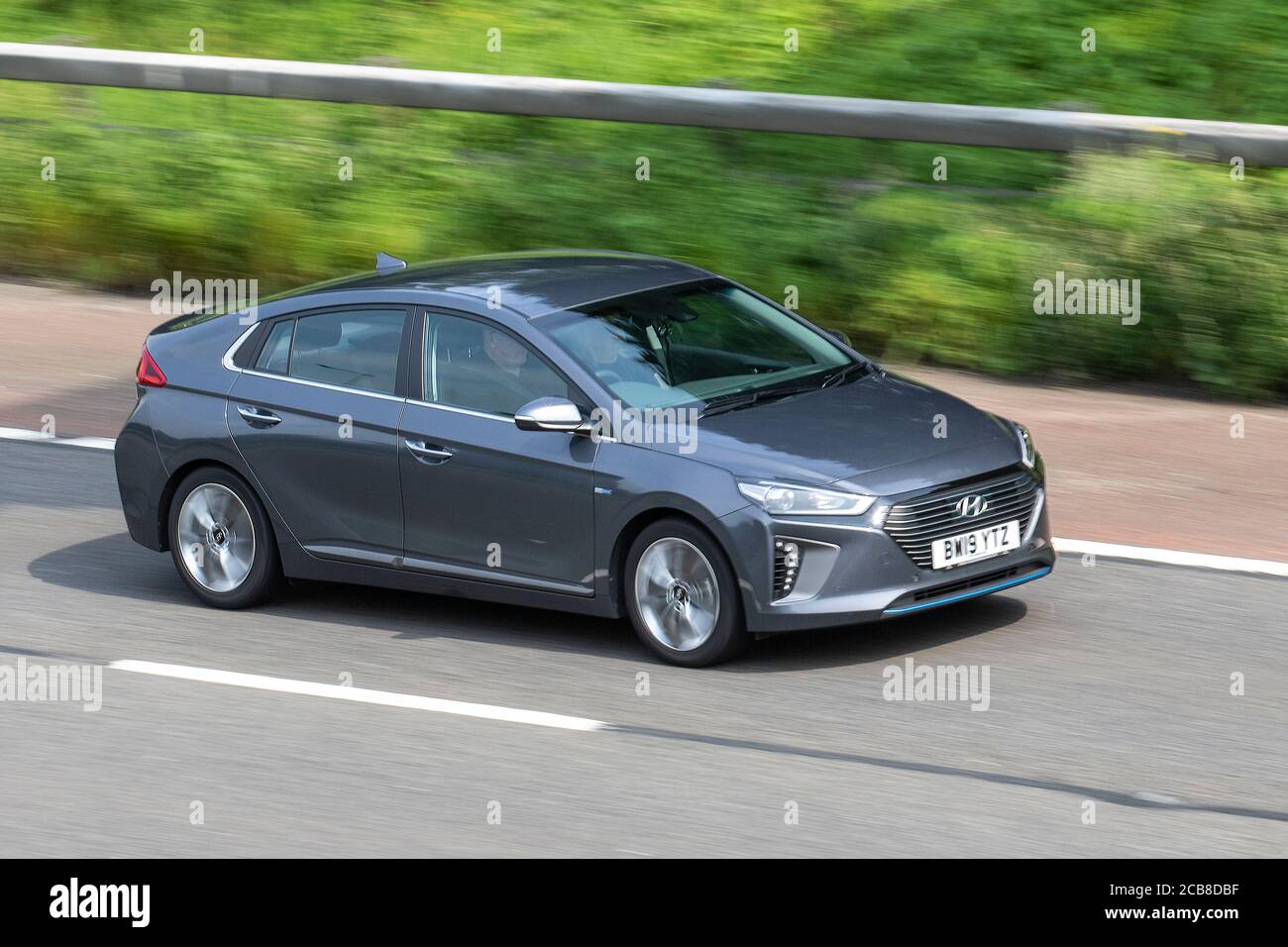 2019 grau Hyundai Ioniq Premium SE HEV S-A; Fahrzeugverkehr Fahrzeuge, Autos, die Fahrzeuge auf britischen Straßen fahren, Motoren, Fahren auf der Autobahn M6. Stockfoto