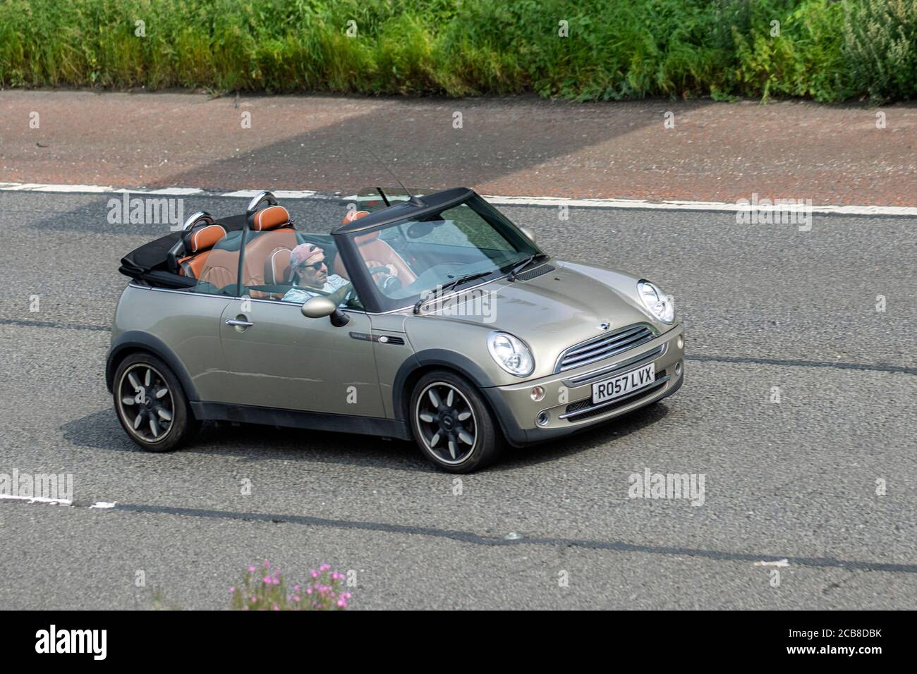 2007 (57) grauer Mini Cooper Bürgersteig; Fahrzeuge, die Fahrzeuge bewegen, Autos, die Fahrzeuge auf britischen Straßen fahren, Motoren, auf der Autobahn M6 fahren. Stockfoto