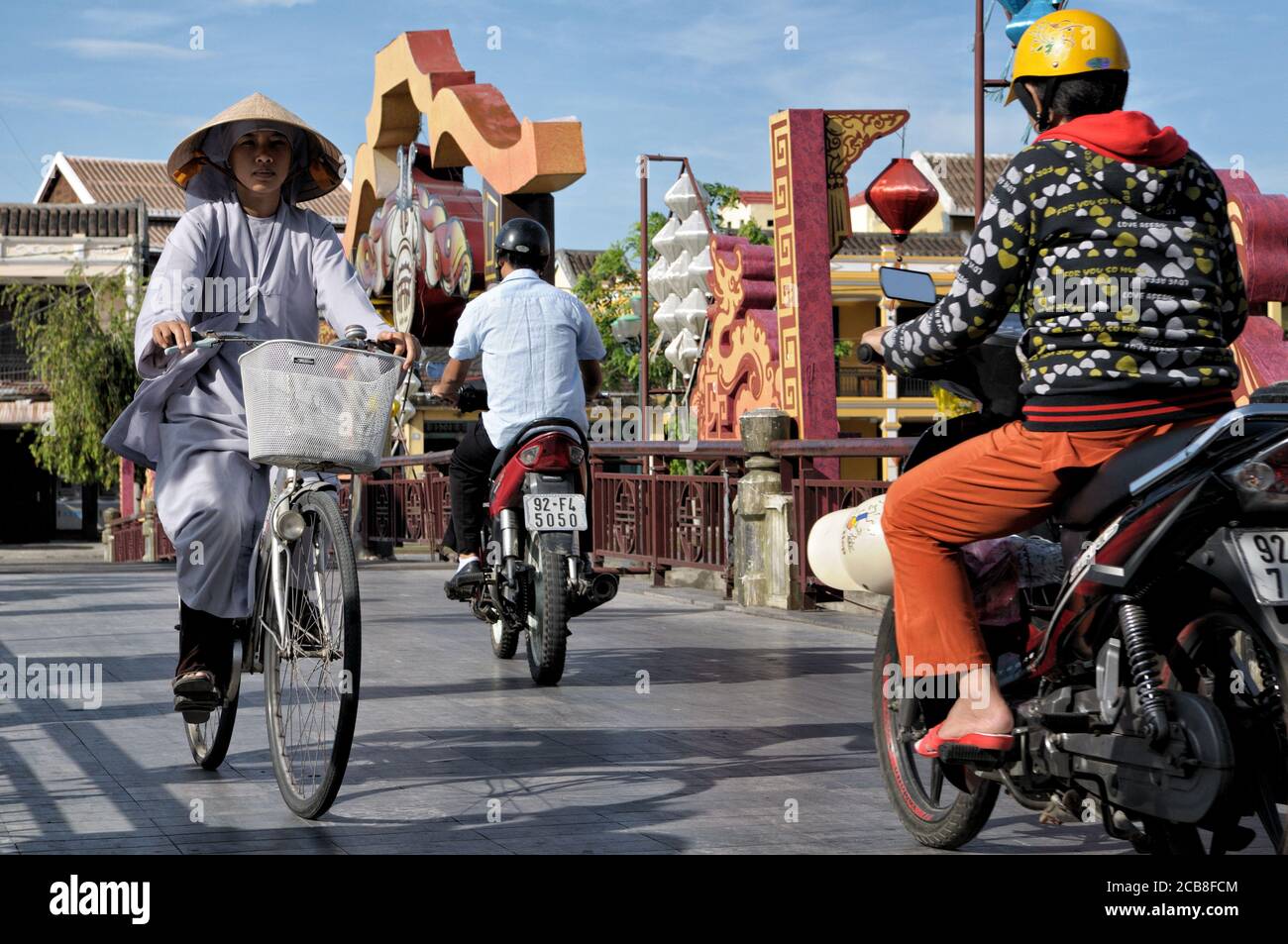 Fahrrad und Motorräder auf einer Brücke in Hoi an (Brücke der Lichter), Vietnam Stockfoto
