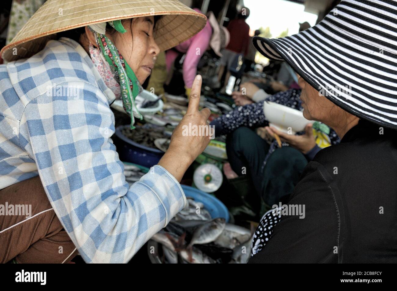 Frauen chatten auf Hoi an Central Market, Vietnam Stockfoto