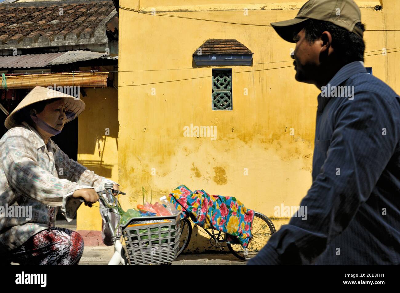 Vietnamesen vor einem gelben Haus in Hoi an, Vietnam Stockfoto