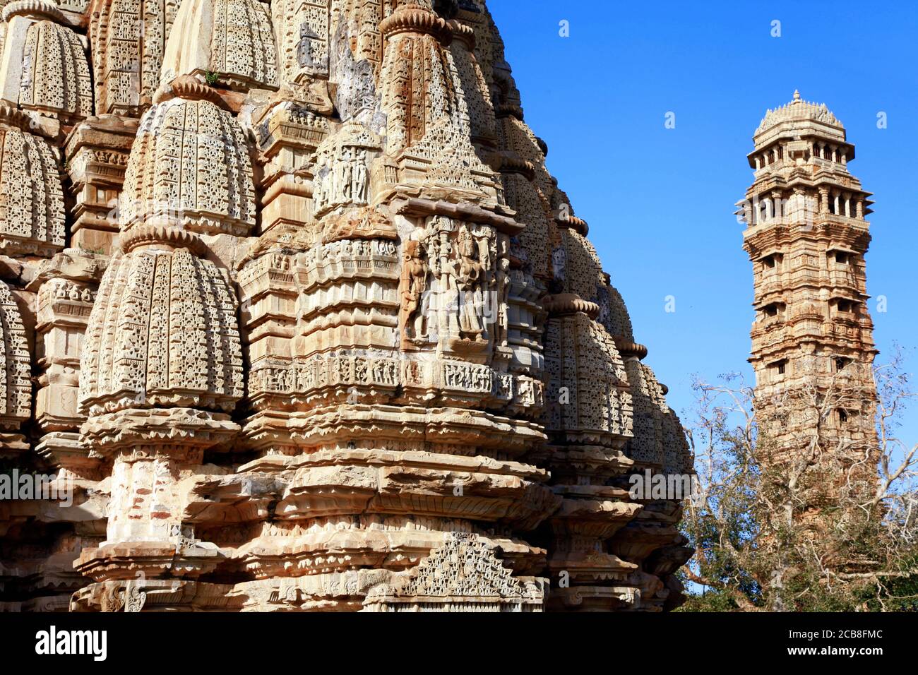 Unglaubliches Indien. Kultur und Geschichte. Chittograrh Fort und Tempel mit erstaunlichen Steinschnitzereien. Rajasthan Stockfoto