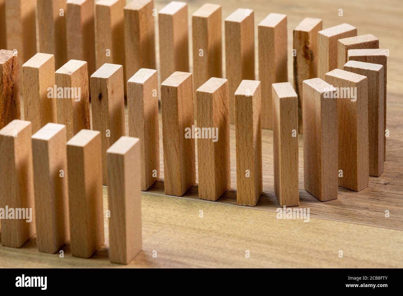 Nahaufnahme von gefütterten Holzdominosteinen, auf Holzplatte Stockfoto
