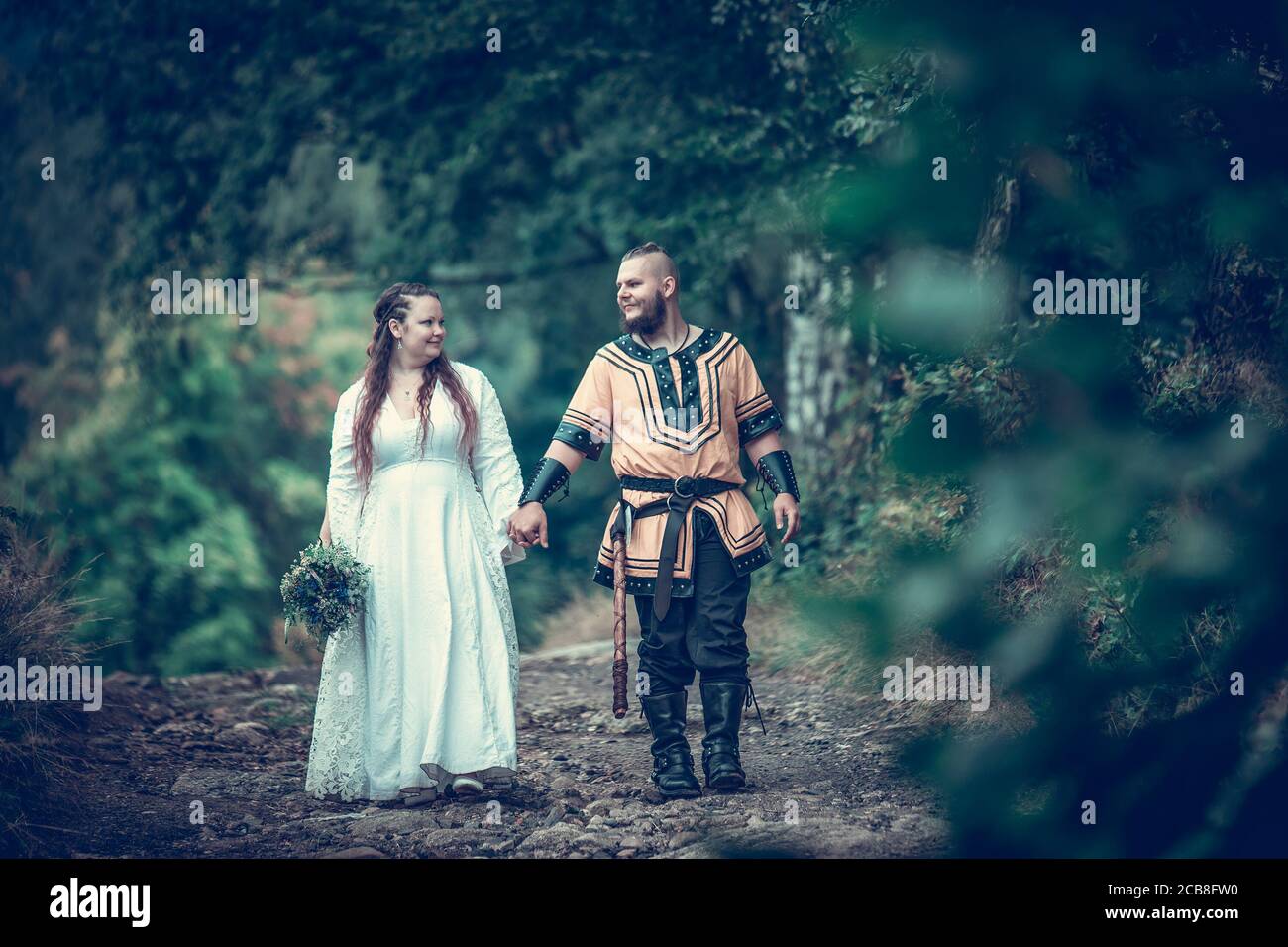 wikingerhochzeit, Paarshooting, keltische Hochzeit, nicht-traditionelle Zeremonie, das beste Foto Stockfoto